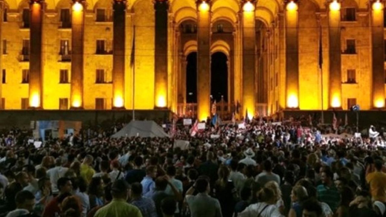 Binlerce kişi parlamentoyu kuşattı: 70 yaralı
