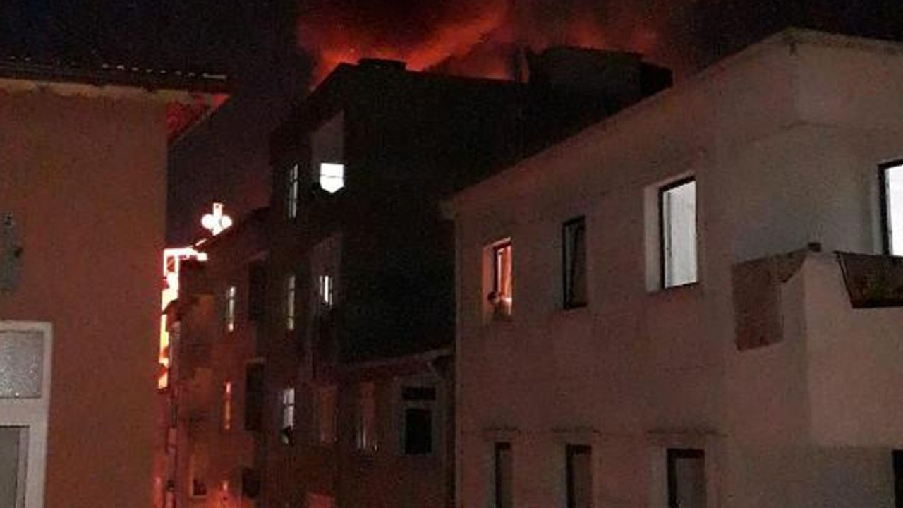 Esenler'de 5 katlı binanın çatısı alev alev yandı 
