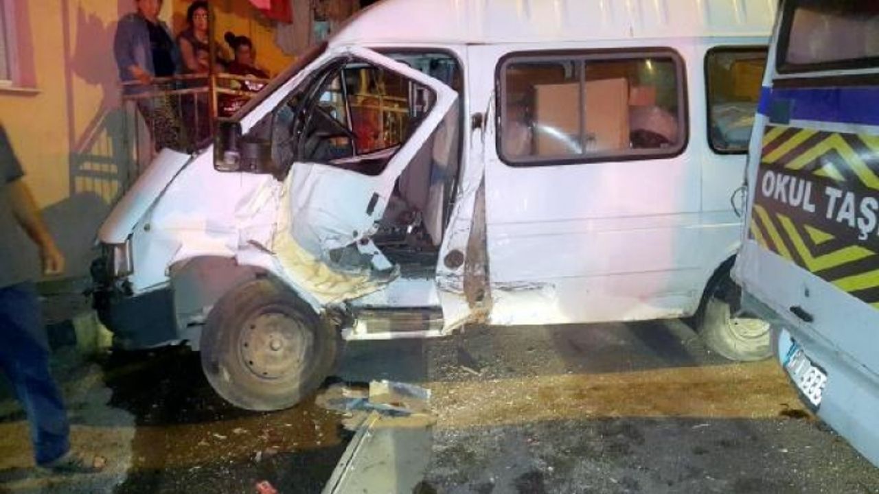 Manisa'da işçi servis minibüsü devrildi: 13 yaralı