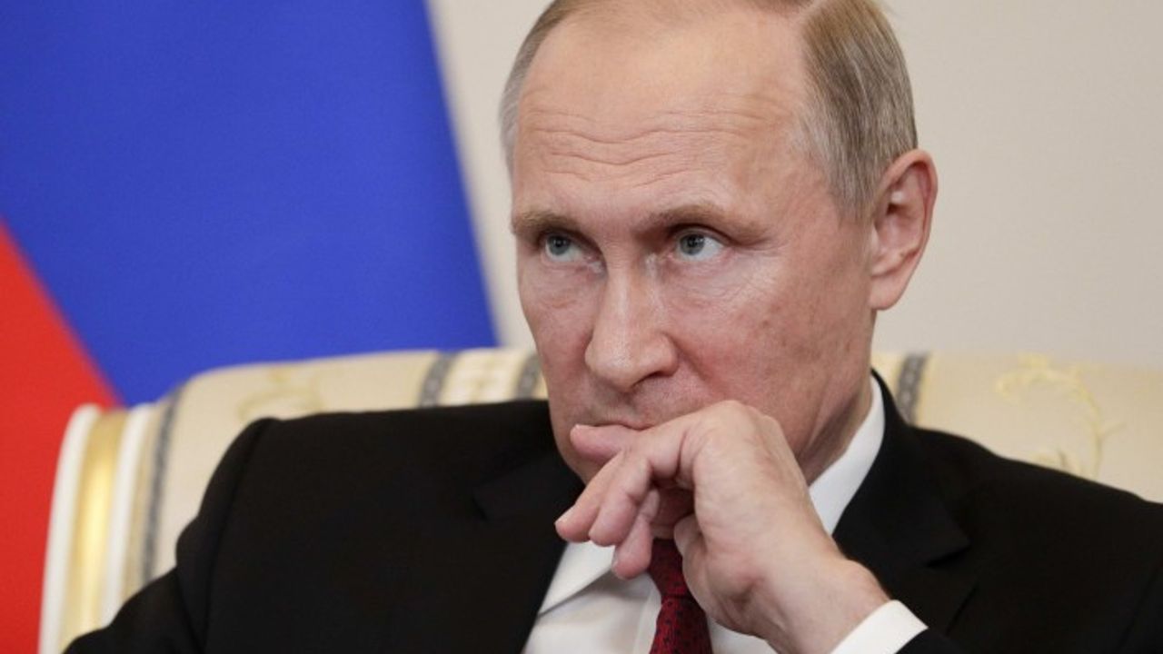 Putin, koronavirüsten bakın nasıl korunuyor?