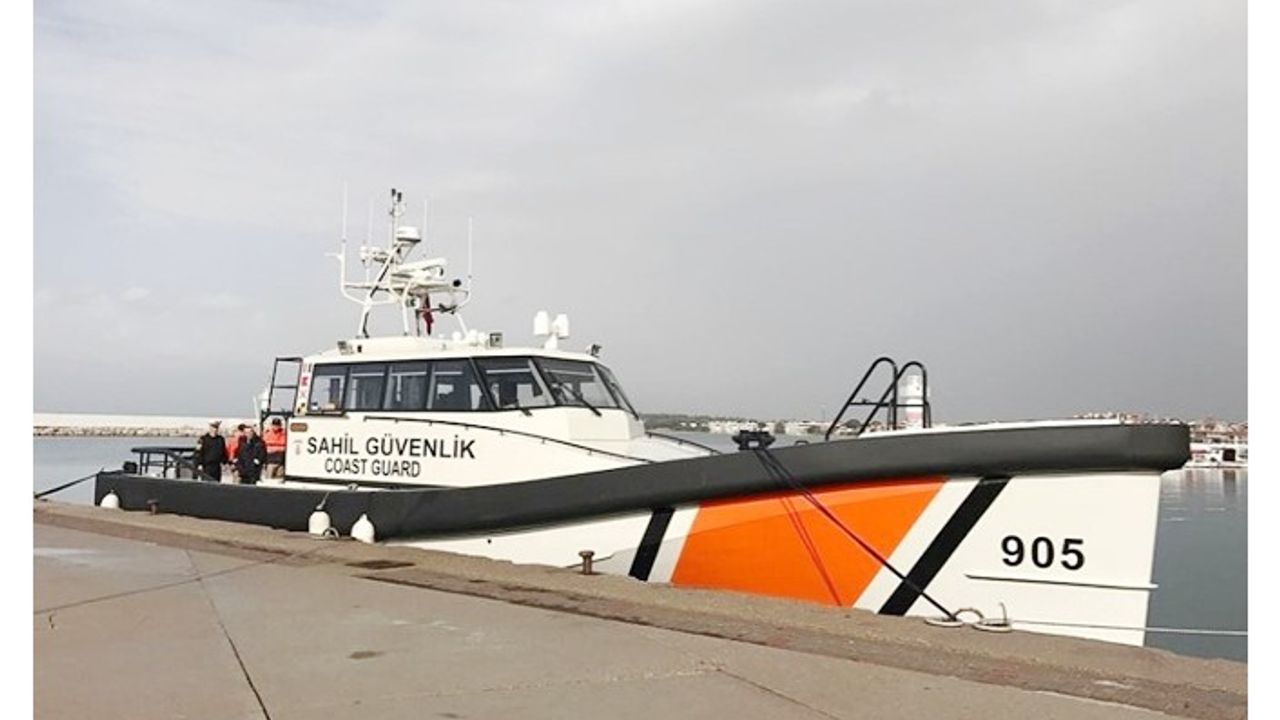 Türk Sahil Güvenlik botu kovaladı, Yunan botu kaçtı: İşte o anlar