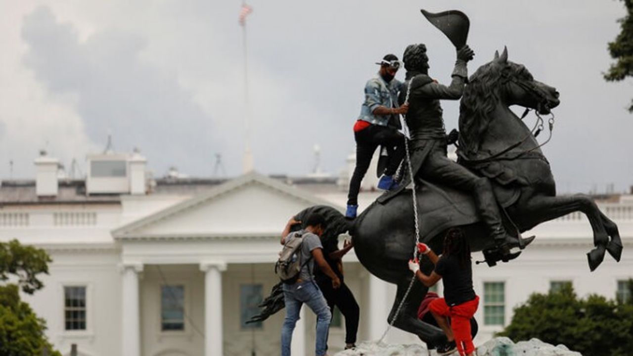 ABD'den şok görüntüler: Göstericiler Beyaz Saray'ın bahçesine de girdi