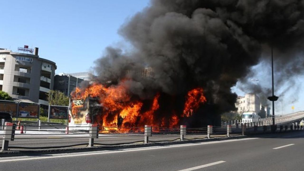 İstanbul Zeytinburnu'nda metrobüs yangını: Çok sayıda ekip yönlendirildi