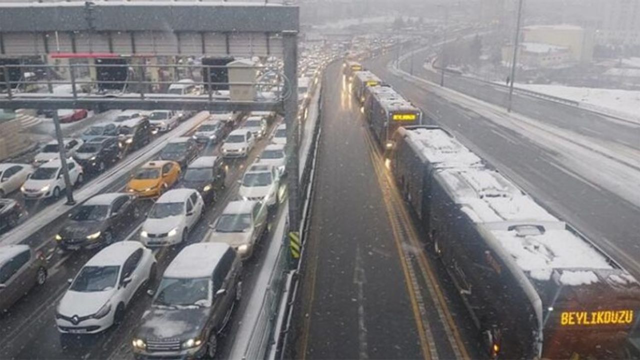 İstanbul'da kar yağışı etkisini artırdı: Trafik durdu