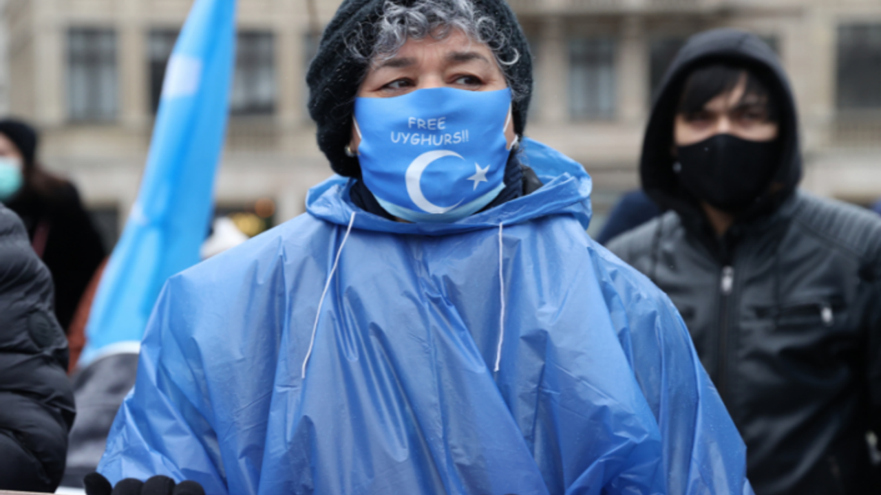 Dünya devinden, Uygur Türklerini zorla çalıştıran Çin'e boykot: Çalışmaları durdurdular!