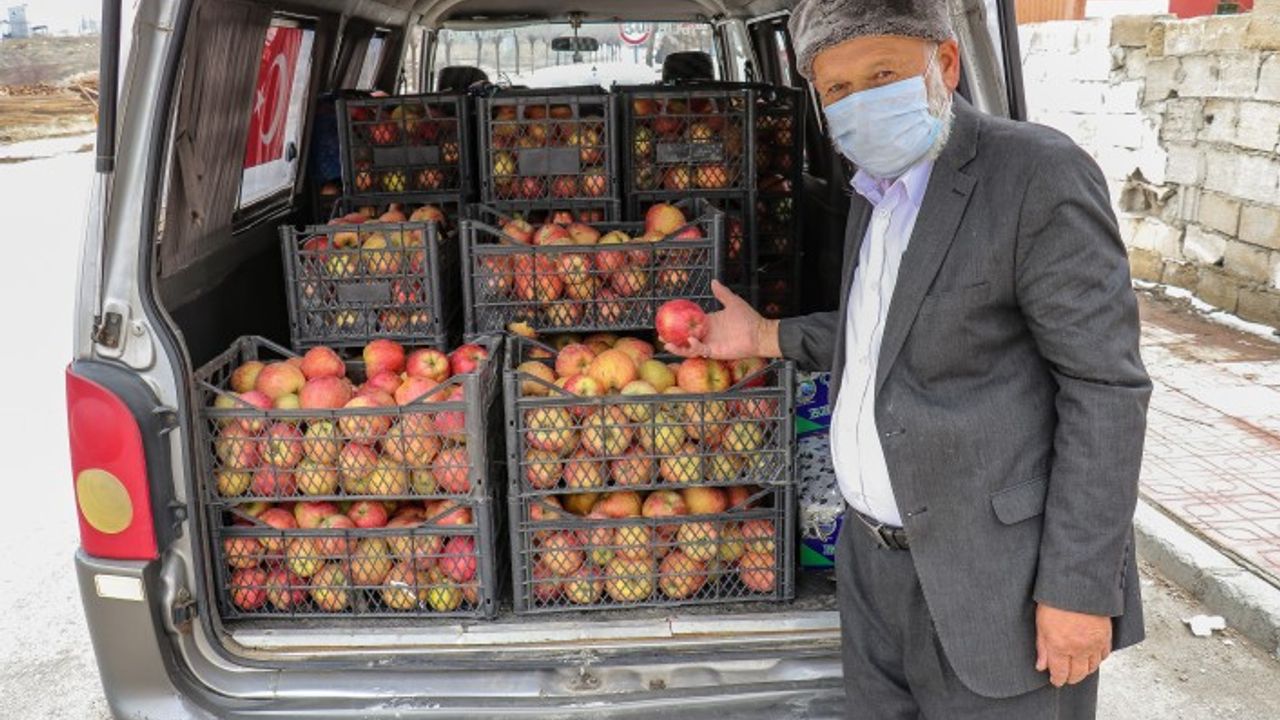 "Elmacı Dede" bu kez Van'daki Mehmetçik için yollarda