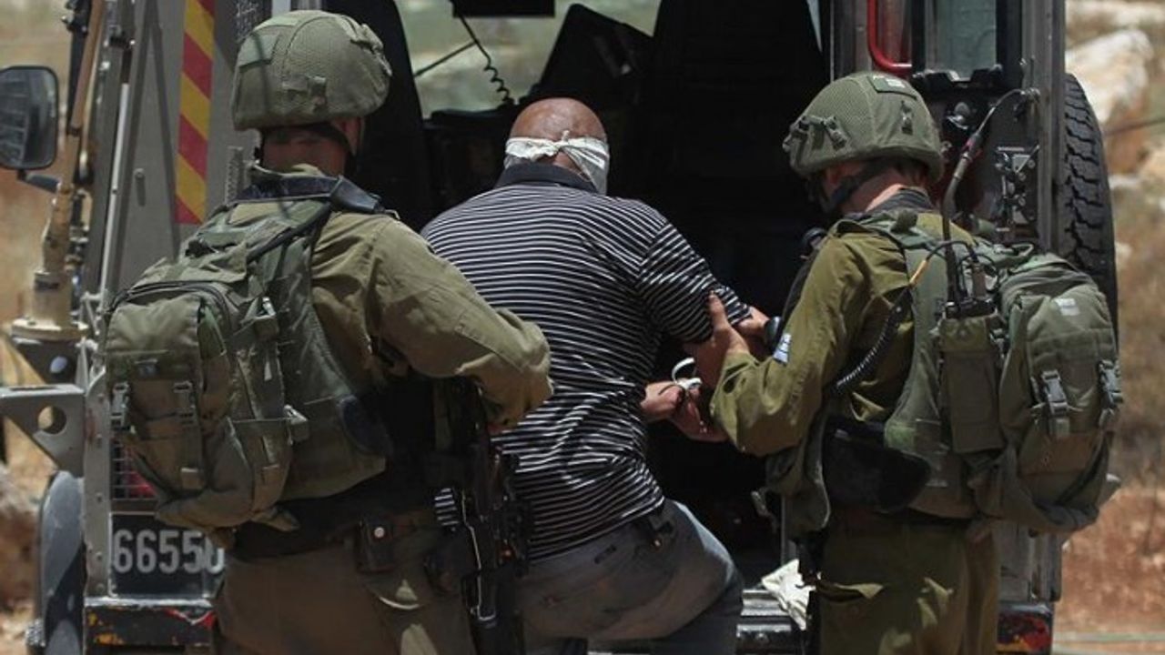 İsrail güçleri biri çocuk 13 Filistinliyi gözaltına aldı