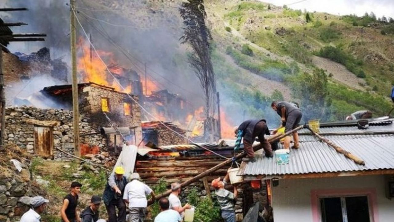 Karadeniz'e sıçradı: Artvin Yusufeli'nde yangın, evler alev aldı