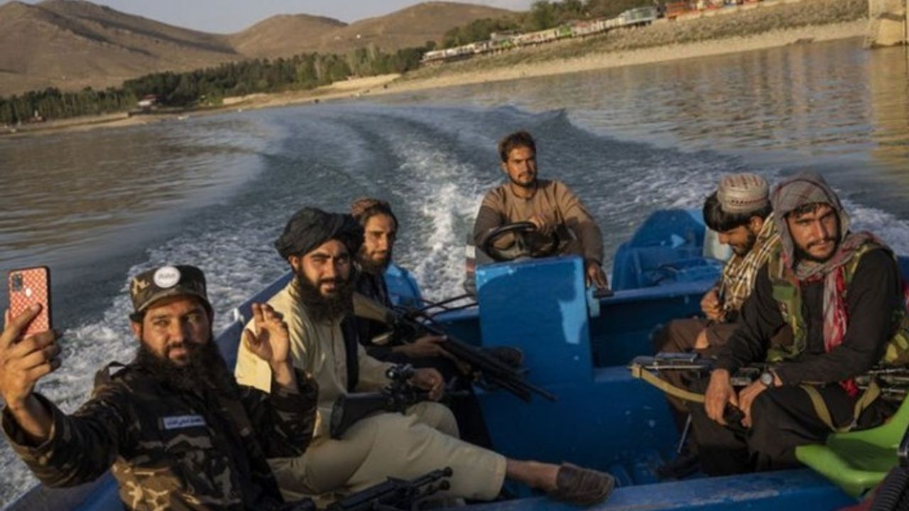 Taliban'dan yeni yasaklar: Selfie çekmek, eğlenmek, şık kıyafet, ayakkabı!