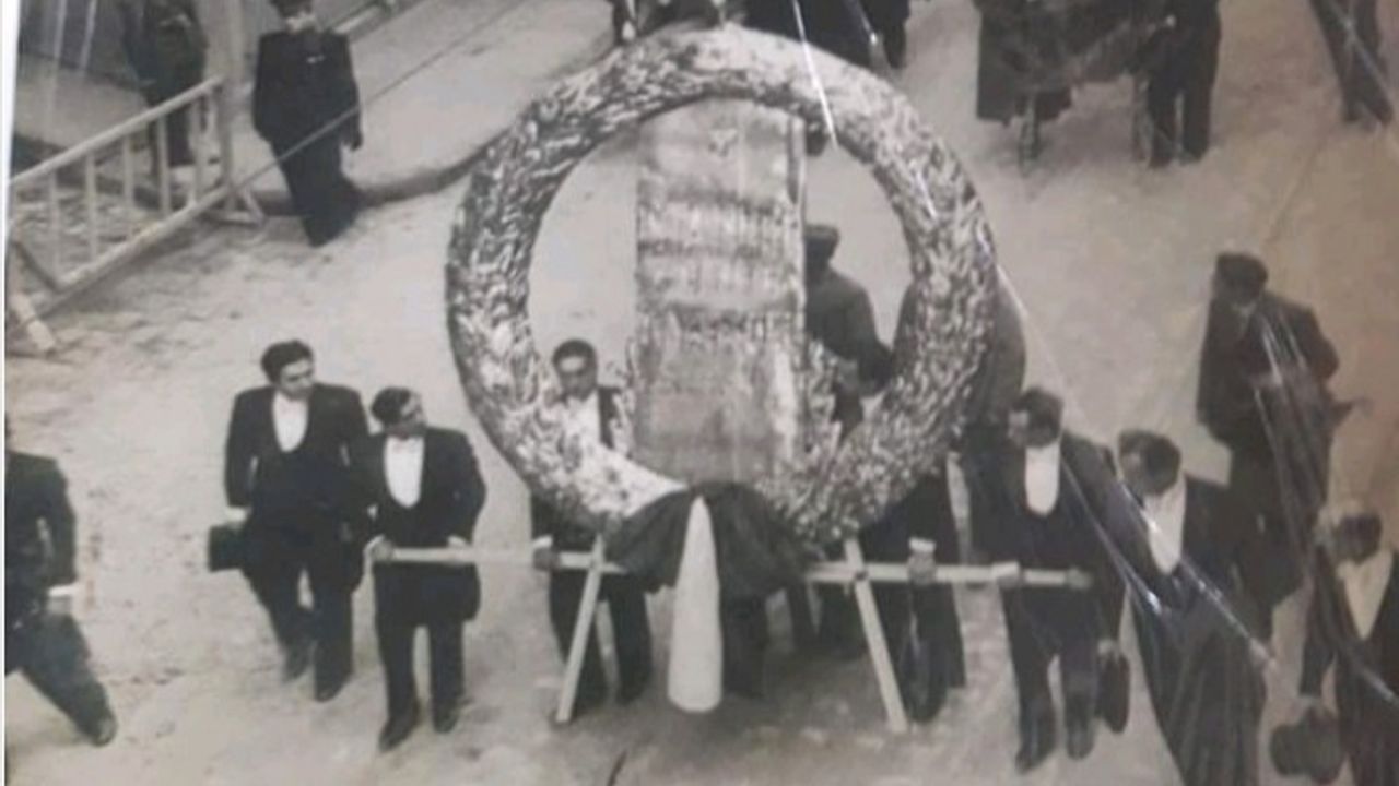 Atatürk'ün cenaze kortejinde taşınan çelengin parçalarını özenle saklıyor