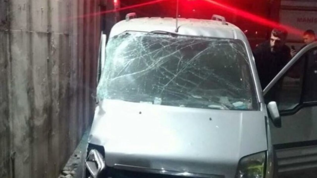 Salihli'de kamyonet duvara çarptı: Mustafa Sarızeybek öldü
