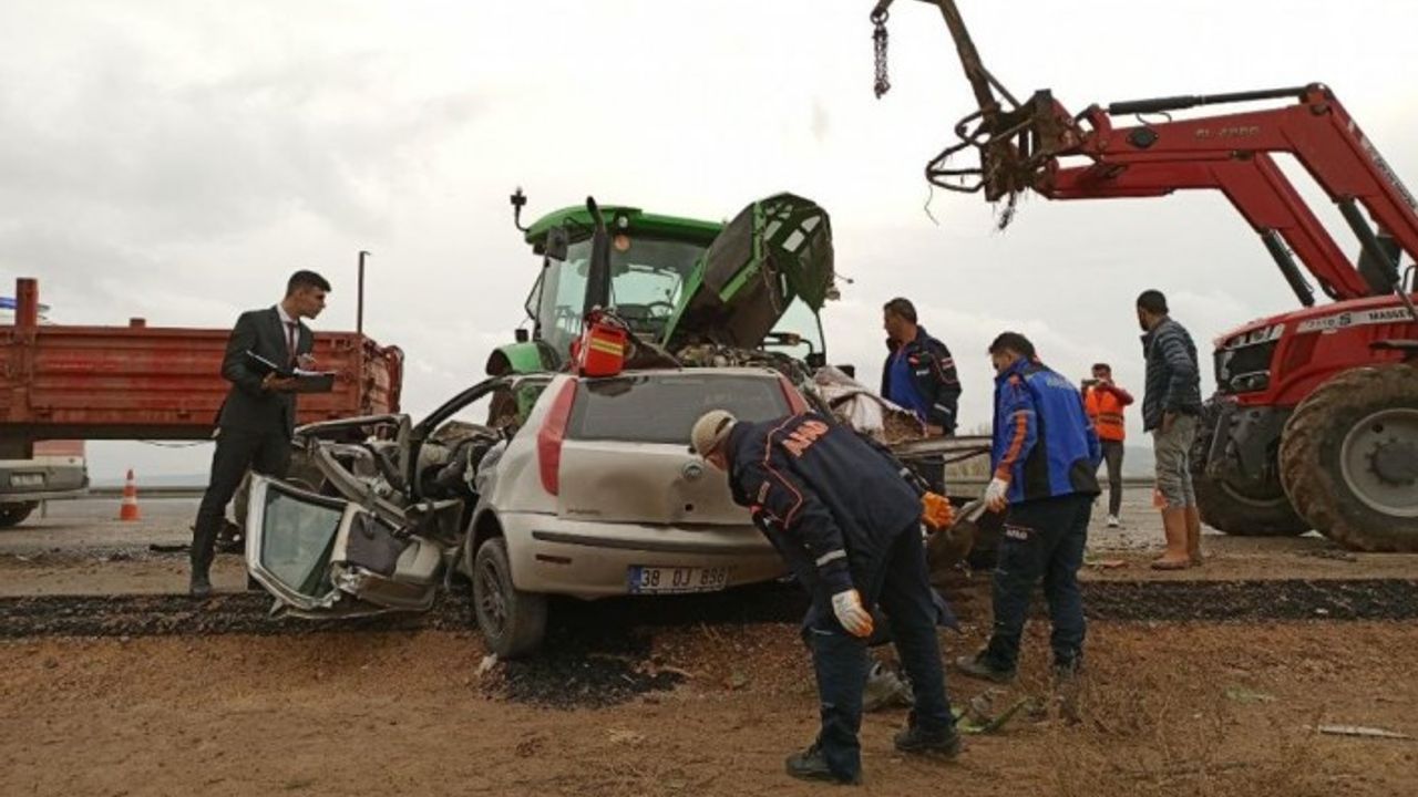 Sivas'ta traktörle çarpışan otomobilin sürücüsü Sümeyye Yılmaz öldü