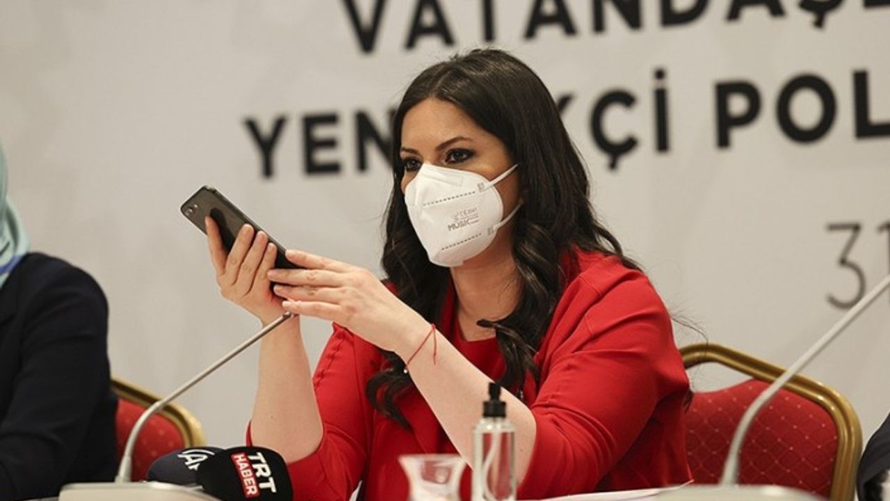 Cumhurbaşkanı Erdoğan, AK Parti'de Romanlara yönelik çalıştayda katılımcılara telefonda seslendi: Biz biriz, kardeşiz