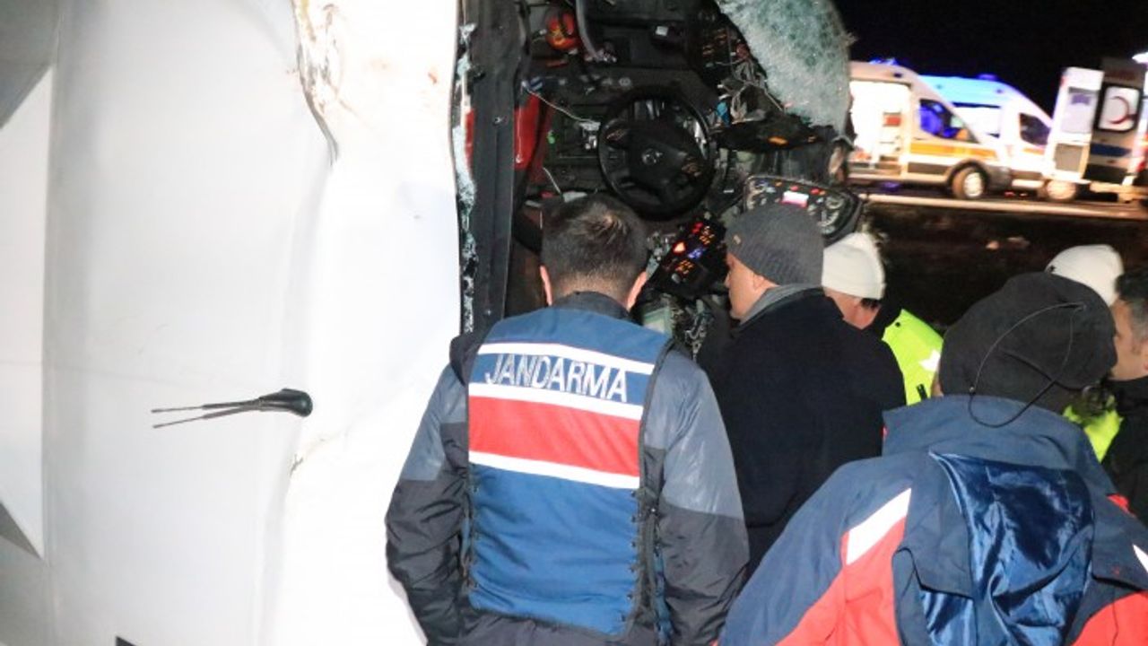 Erzincan'da Aras Turizm otobüsü devrildi: Ulduza Avcı ve Kadir Çil, 7'si ağır 31 kişi yaralandı