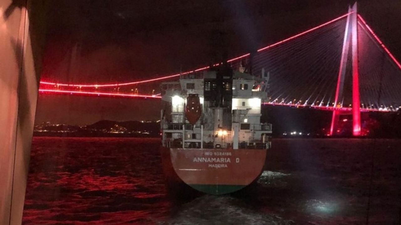 İstanbul Boğazı, gemi arızası nedeniyle trafiğe kapatıldı