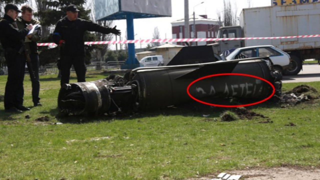 Rusya'nın tren istasyonunu vurduğu roketin üzerindeki yazı vicdansızlığı gözler önüne serdi!