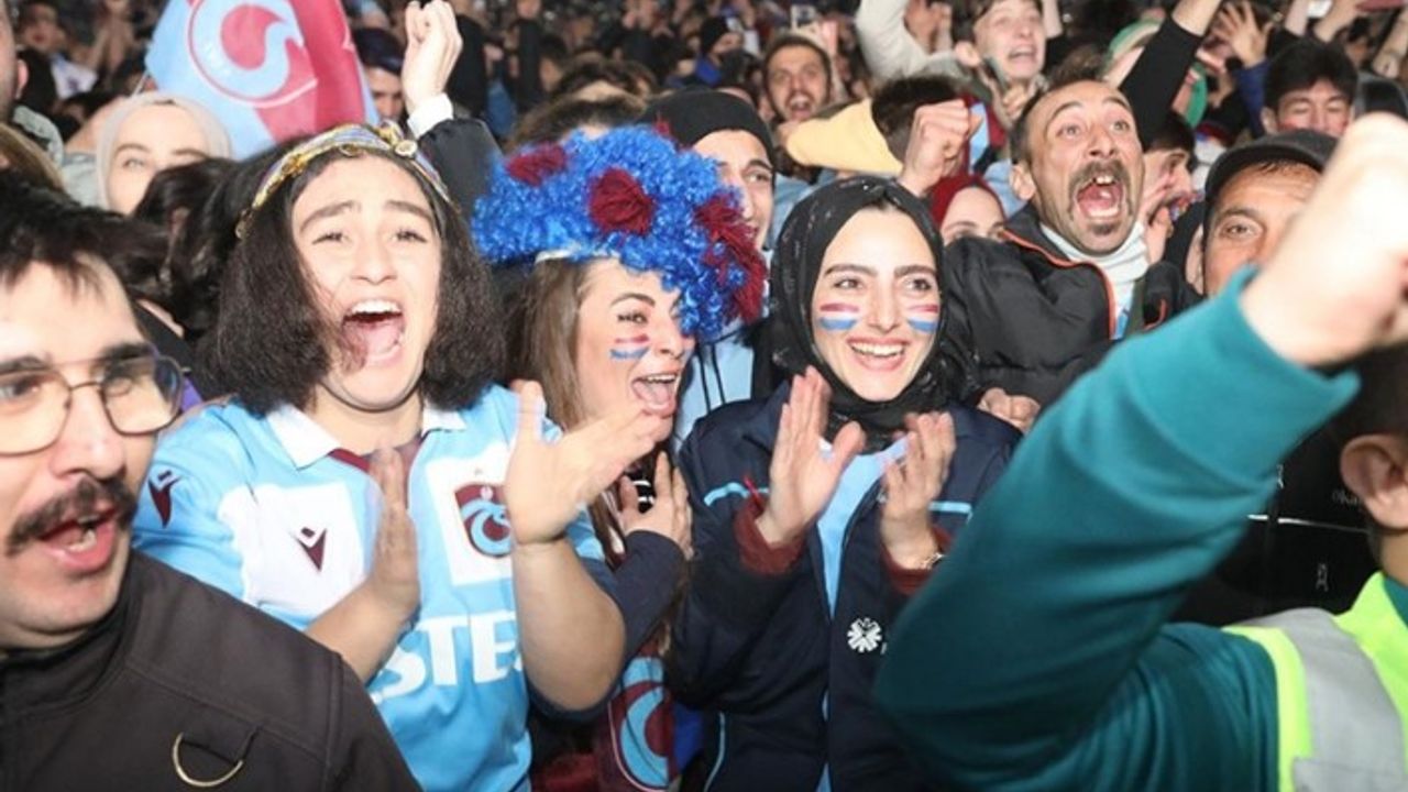 Türkiye bordo mavi, meydanlarda şölen var! Cumhurbaşkanı Erdoğan da kutladı