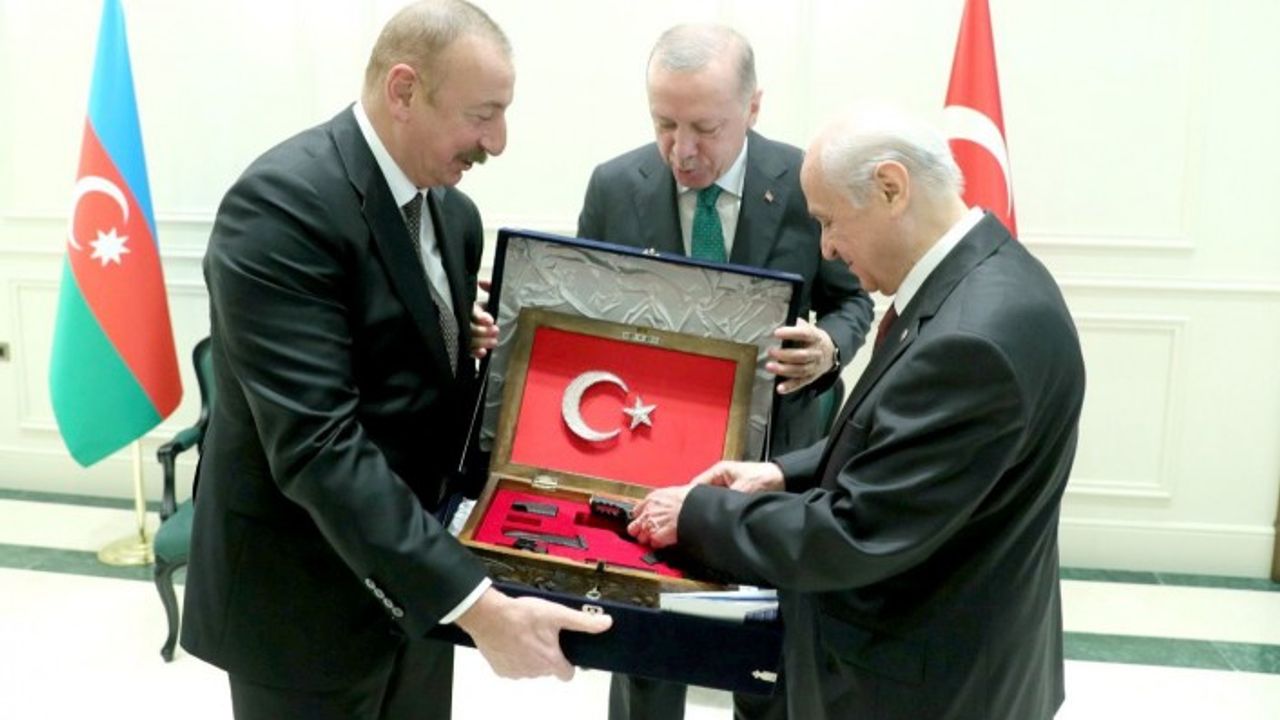 Bahçeli’den Aliyev’e hediye: Üzerinde 'Karabağ Fatihi' yazılı silah hediye etti