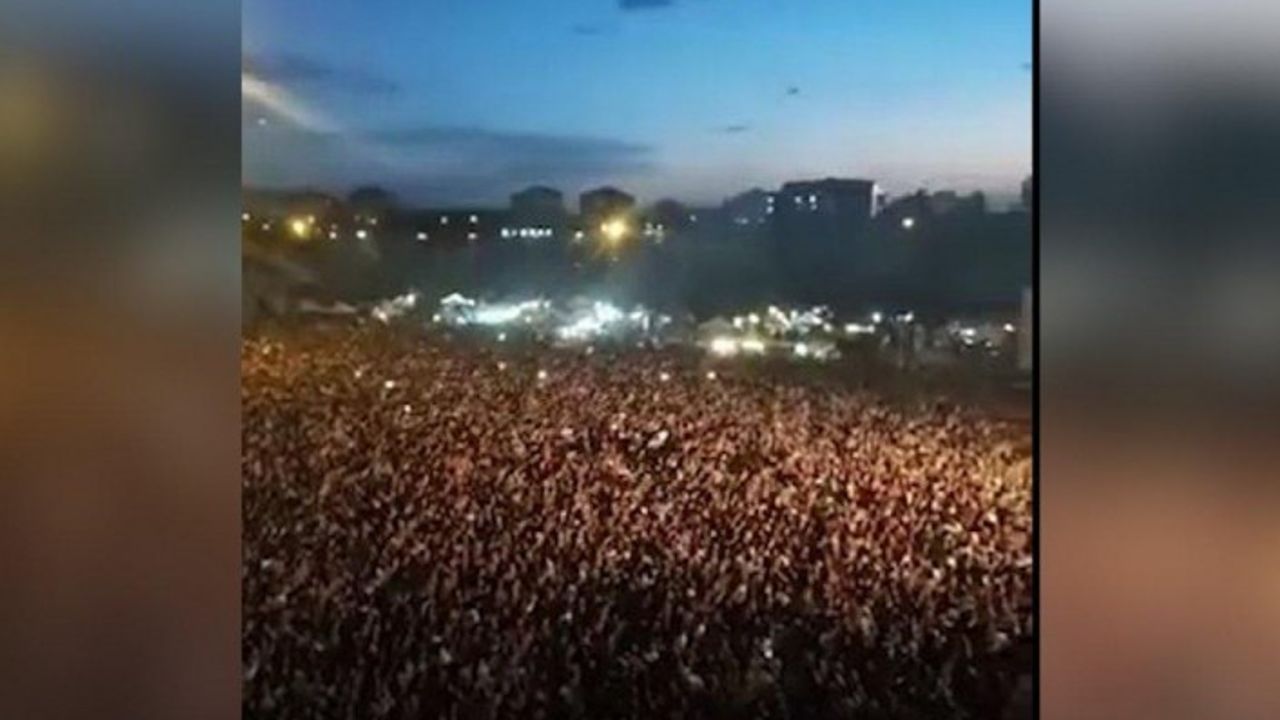 Erciyes Üniversitesi bahar şenliğinde duygulandıran görüntü: Yüz binlerce genç İzmir Marşı'nı söyledi