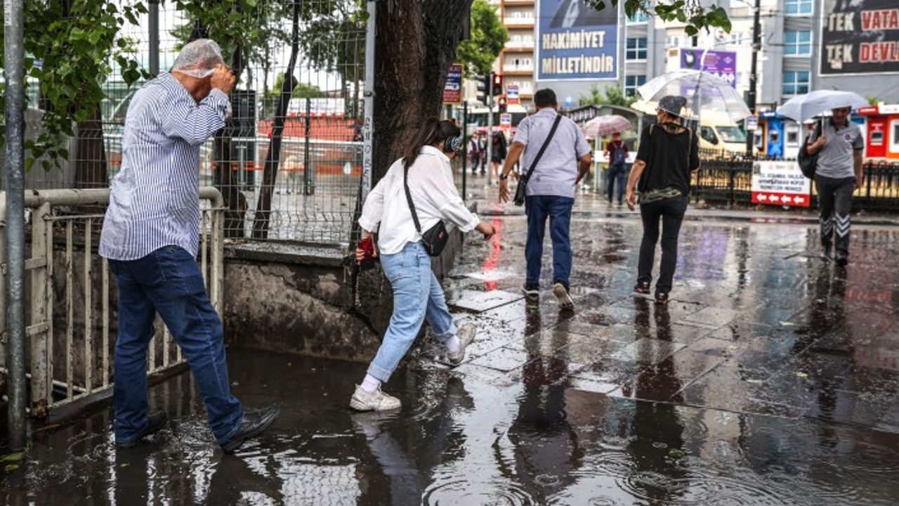İstanbul'da sağanak ağaçları devirdi, kazalar meydana geldi: Bugün 27 ilde kuvvetli yağmur var, meteoroloji uyardı