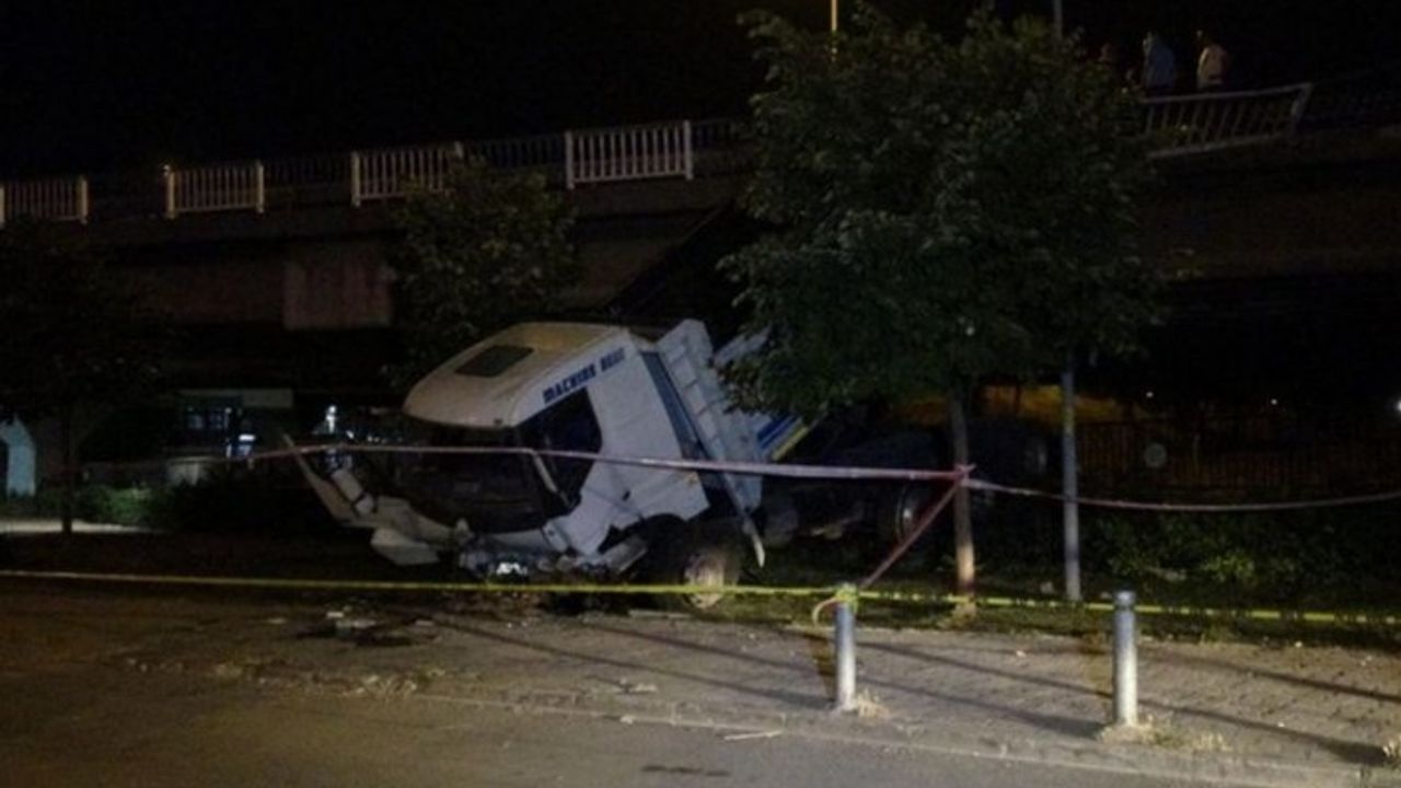 İzmir'de kamyonun çarptığı otomobildeki Hülya Çapkınoğlu öldü, Mehmet Emin Çapkınoğlu ağır yaralı