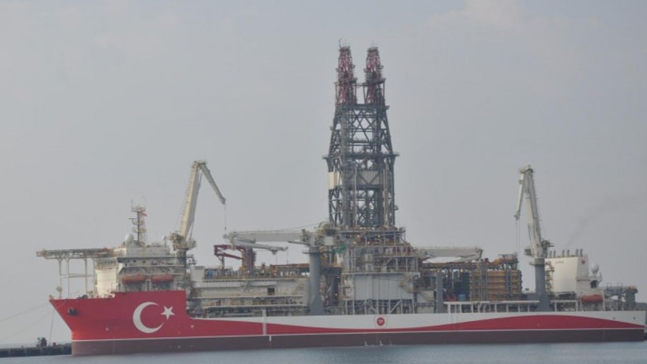 Türkiye’nin en güçlü sondaj gemisi 'Abdülhamid Han' kırmızı beyaza boyandı
