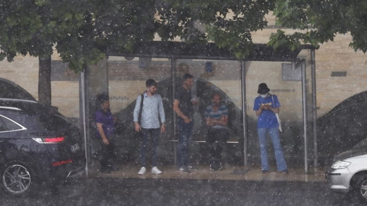 Yağmur engeli: İlk ve orta eğitime ara verildi