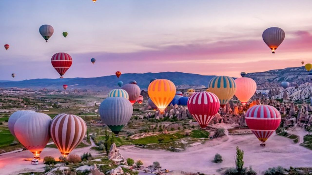 Kapadokya'nın gökyüzünden izlenmesine imkan sunan hava balonları