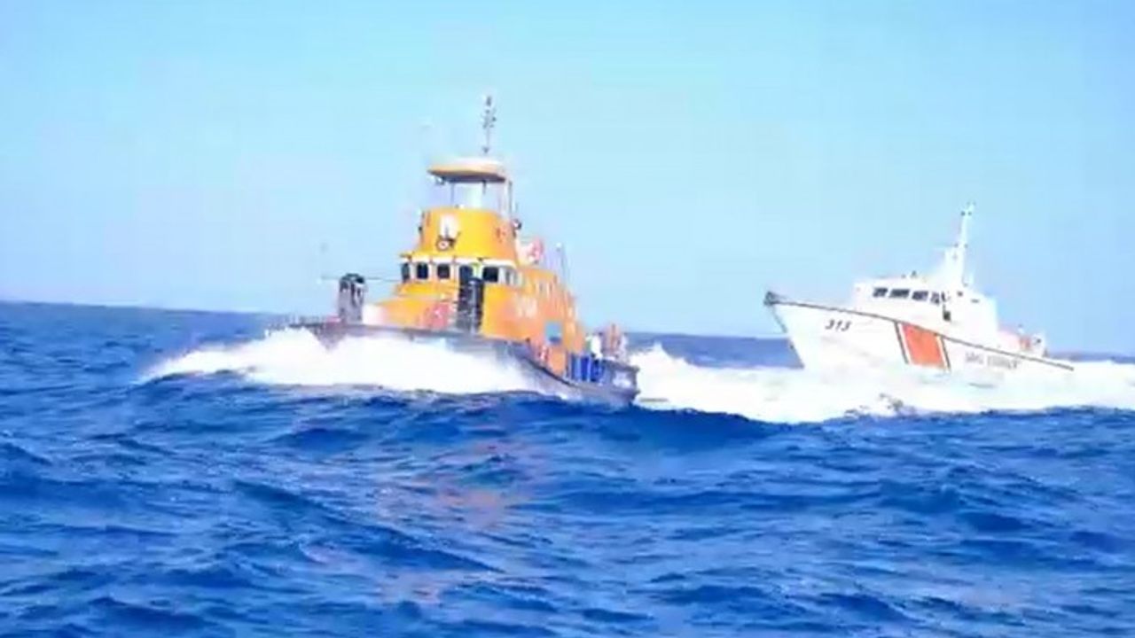 Ege Denizi'nde sıcak saatler: Türk Sahil Güvenlik botu yetişti, Yunanlılar neye uğradığını şaşırdı