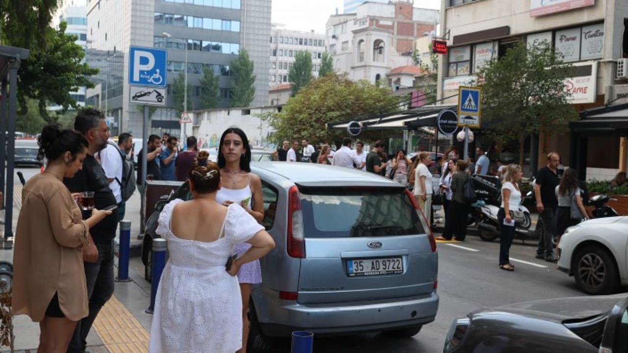 Aydın'da deprem: Halk panik halinde sokağa fırladı
