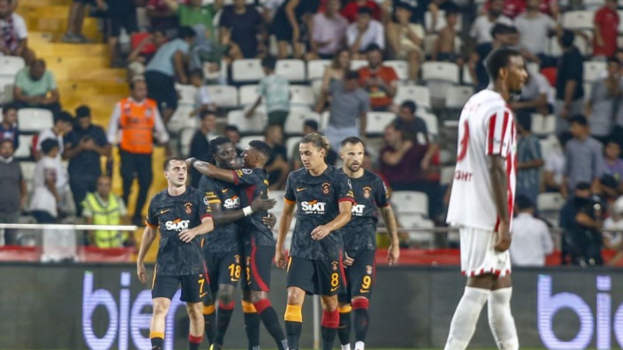 Direkten dönen top, kaçan penaltı, 90'da gol: Antalyaspor-Galatasaray maçı nefes kesti