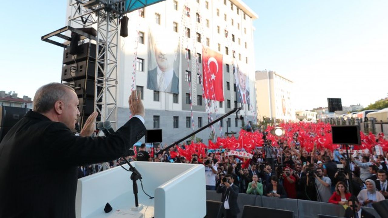 Cumhurbaşkanı Erdoğan'dan öğrencilere müjde, Soyer'e tepki: Bunun babası da aynıydı