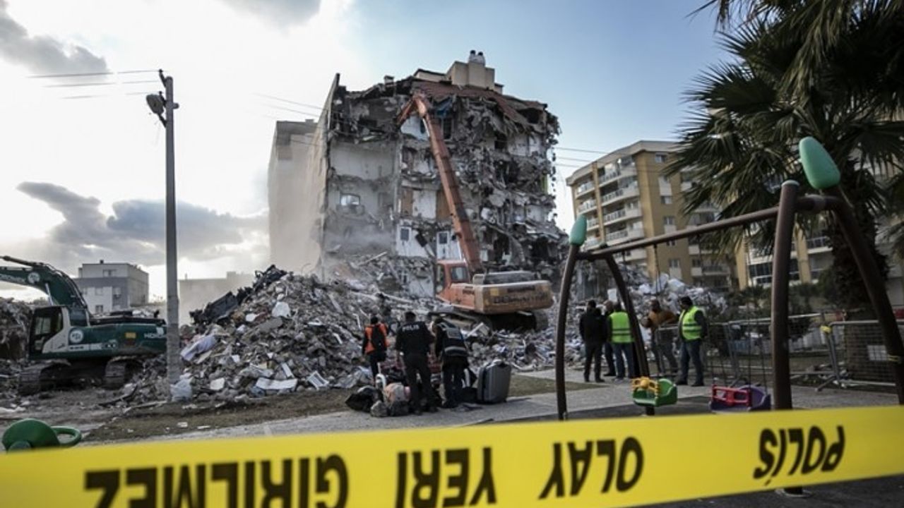 Depremde yıkılan Barış Sitesi'ne ilişkin belediye görevlilerine dava açıldı