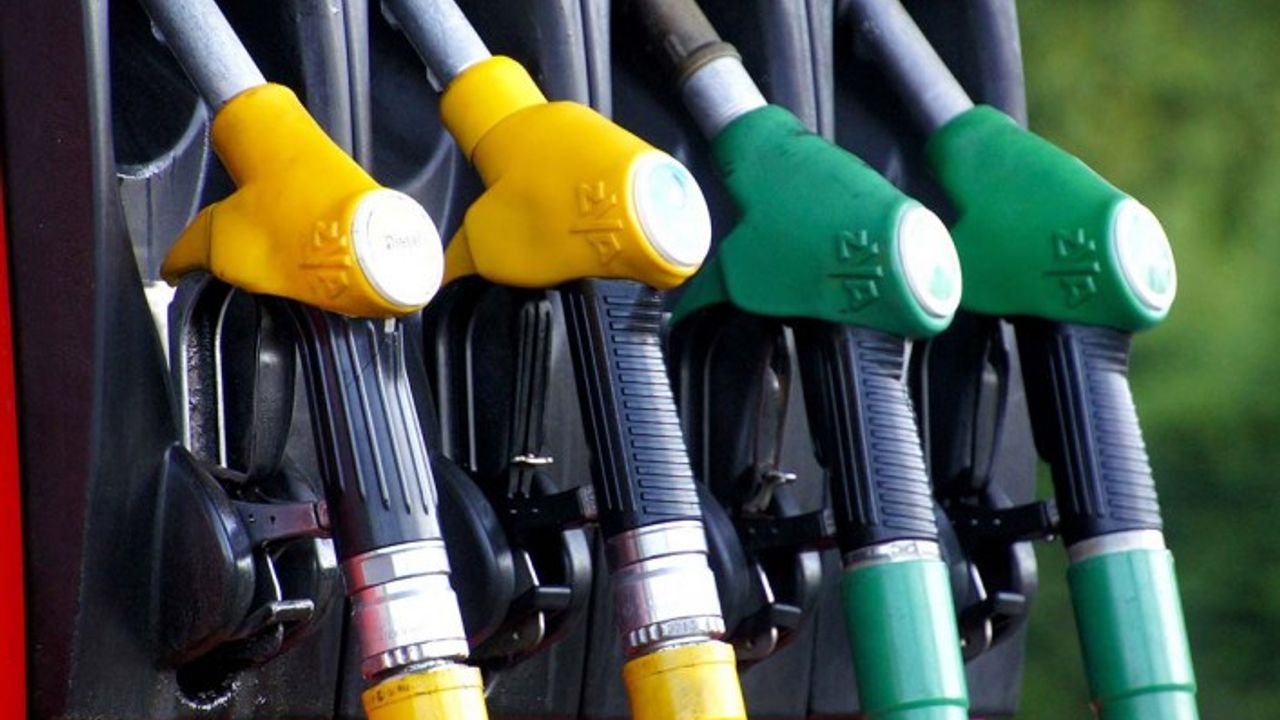 Akaryakıta bir indirim, bir bindirim: Benzin ve motorin fiyatları bakın ne oldu?