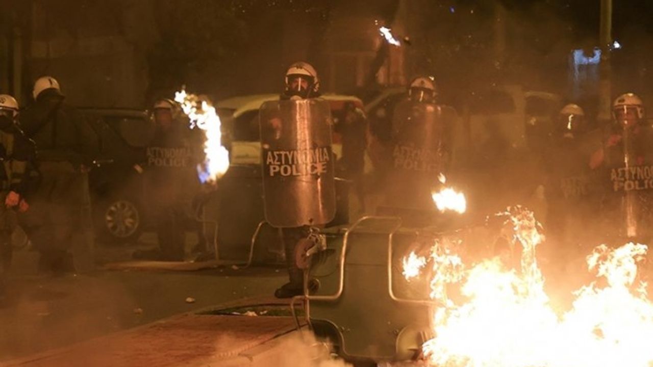 Atina'da polisin öldürdüğü genci anma yürüyüşünde olay çıktı