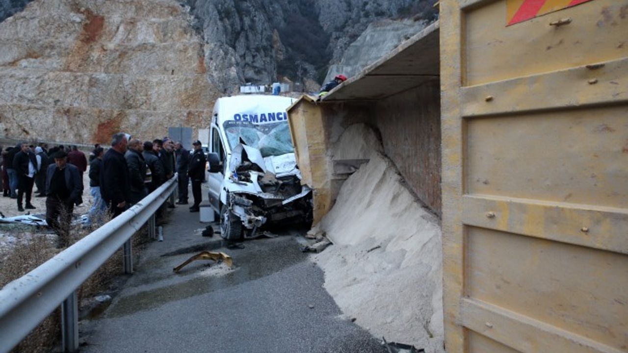 Çorum'da kamyonla minibüs çarpıştı: Mehmet Gafar öldü, 7 yaralı var
