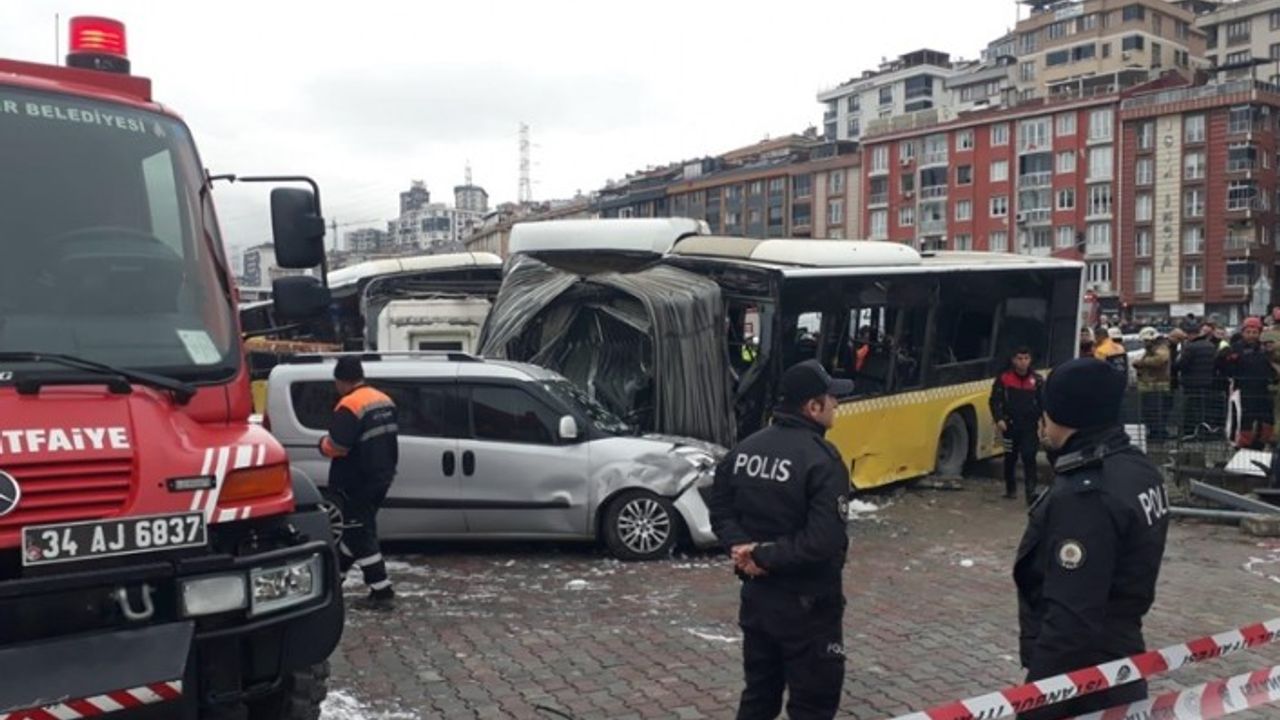 İstanbul'da tramvay ile İETT otobüsü çarpıştı: Yaralılar var