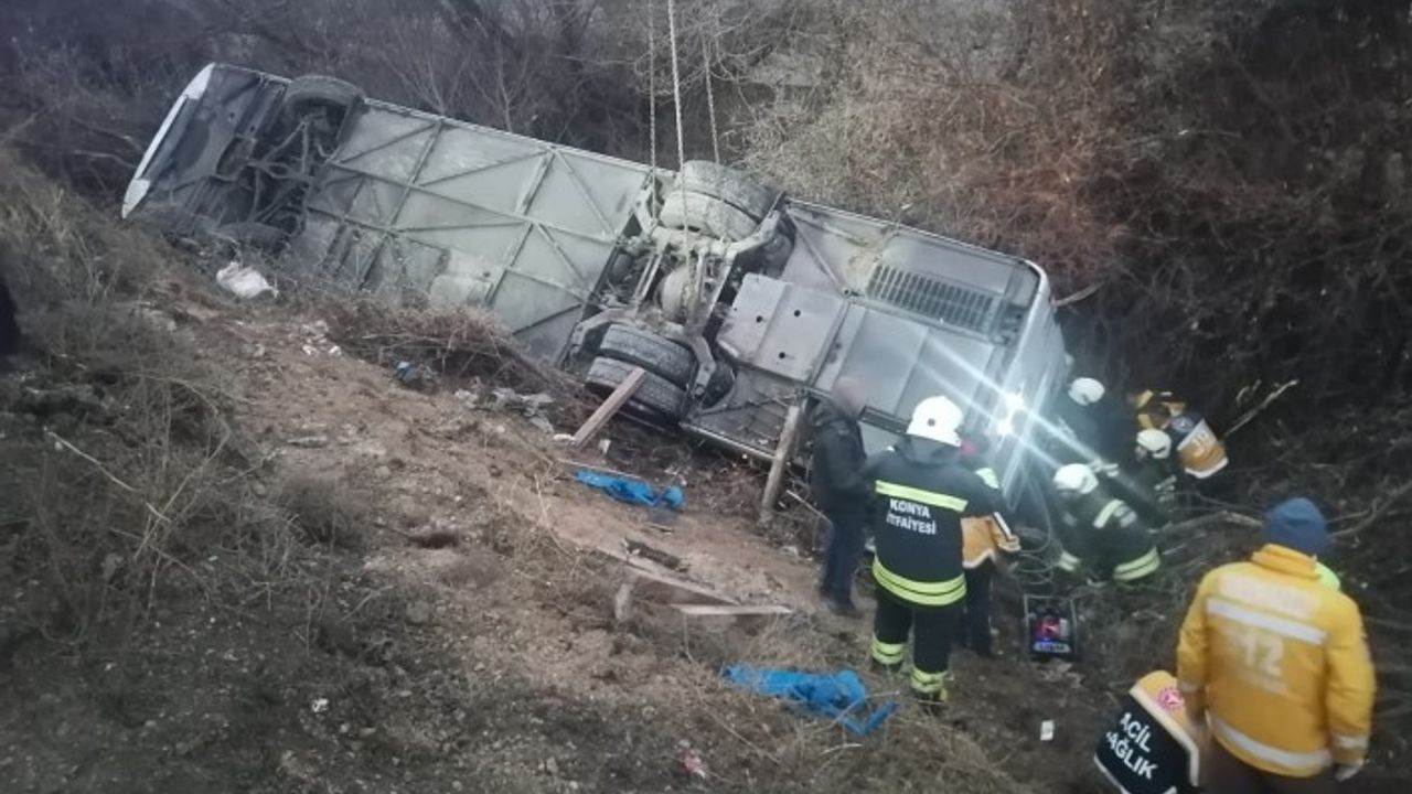 Konya'da yolcu otobüsü devrildi, 15 kişi yaralandı