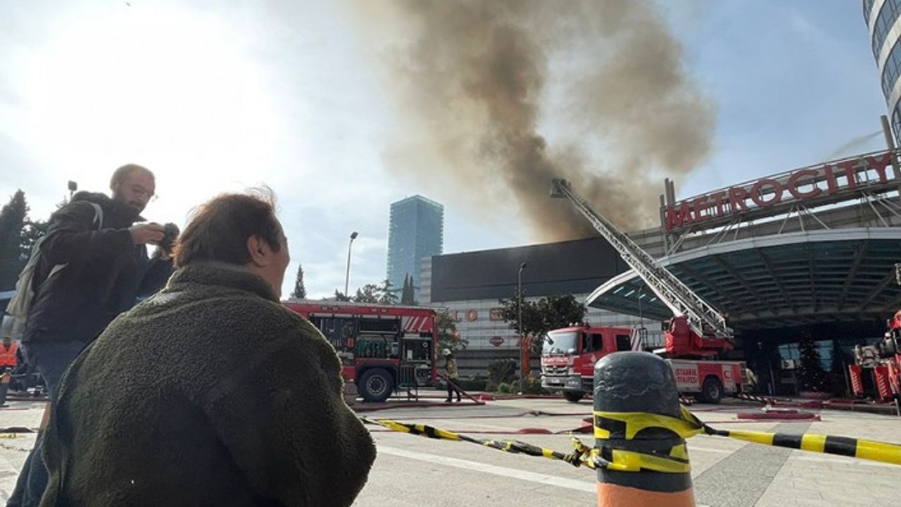 Metrocity AVM yanıyor: Dumanlar İstanbul'u kapladı