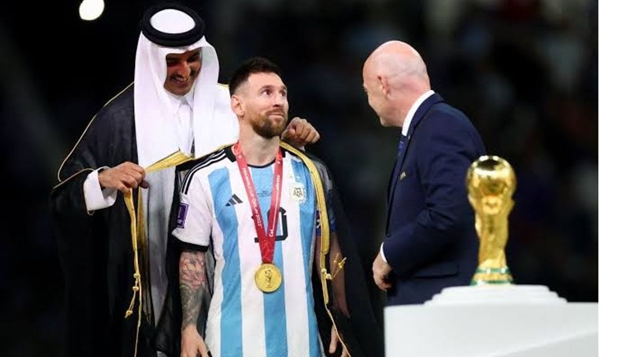 Sebebi ortaya çıktı! Herkes Dünya Kupası'nı kaldırmadan önce Messi'ye giydirilen kıyafeti konuşuyor