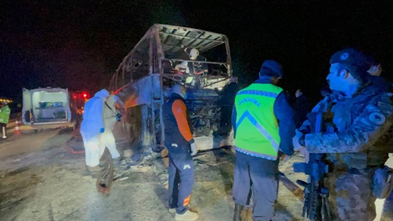 Mersin'de TIR'a çarpan otobüs yandı: 3 kişi öldü, yaralılar var