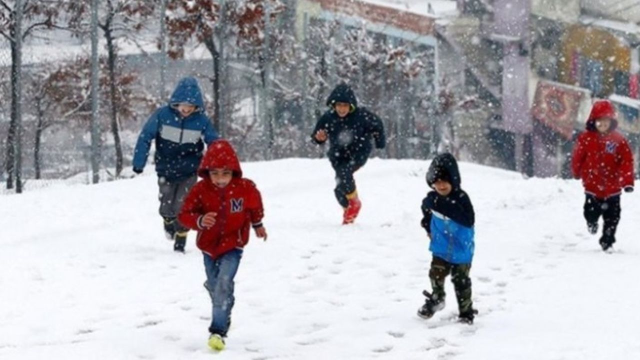 İstanbul'a kar açıklaması: Okullar tatil olacak mı?