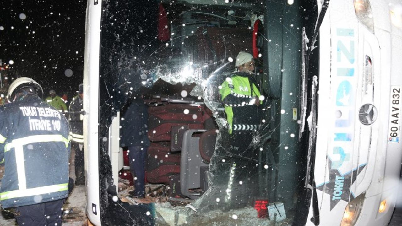 Tokat'ta devrilen yolcu otobüsünün muavini Mert Balcı öldü