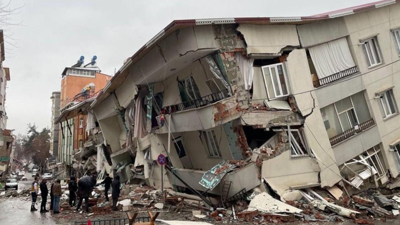 RTÜK'ten 3 TV kanalına deprem haberleri cezası