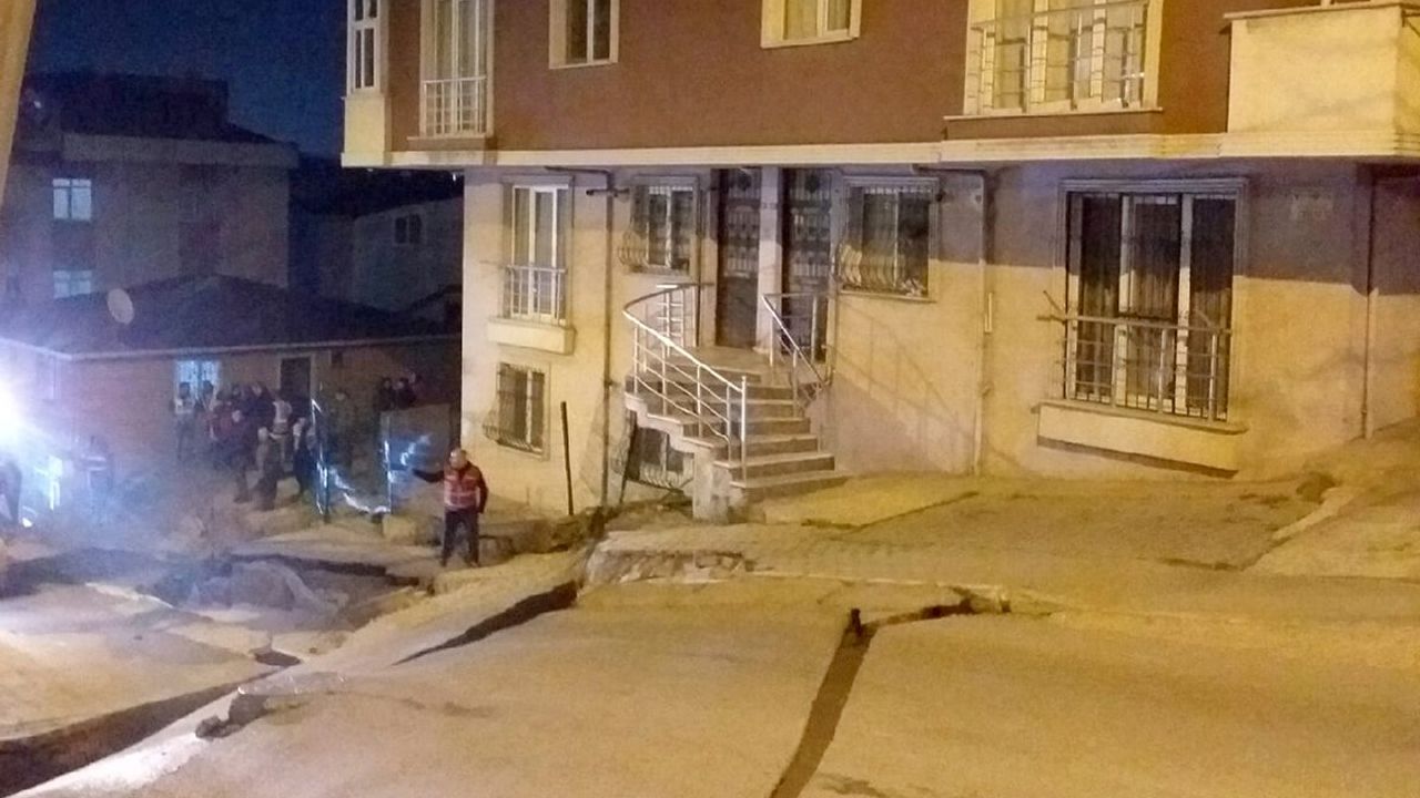 İstanbul'da neler oluyor? Yol yarıldı, binalar tahliye edildi