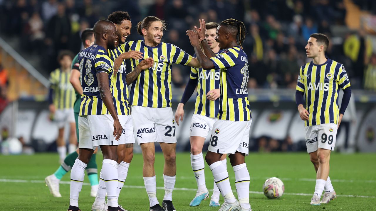 Fenerbahçe süper döndü. Konyaspor'u topa tuttu