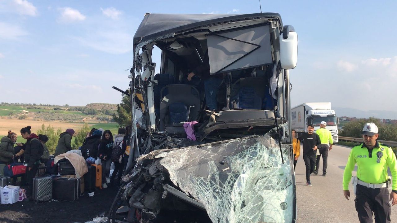 Depremzede öğrencileri Hatay'dan Konya'ya götüren otobüs kaza yaptı: Hanife Şahin ile Merve Genç öldü