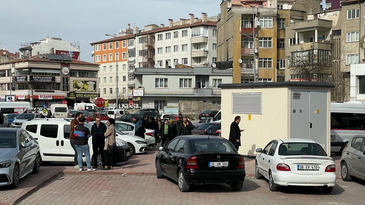 Kayseri'de 2 deprem daha. Halk panik halinde sokağa fırladı