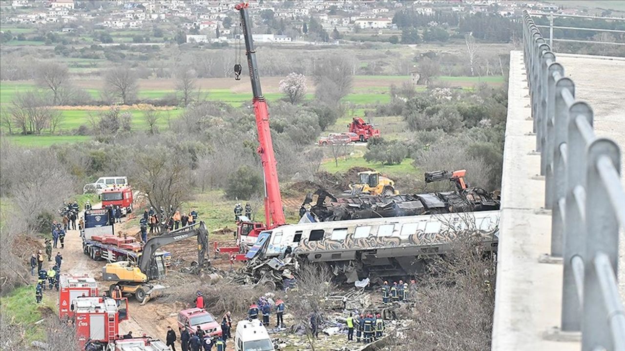 Yunanistan'da tren kazası oldu, Ulaştırma Bakanı istifa etti