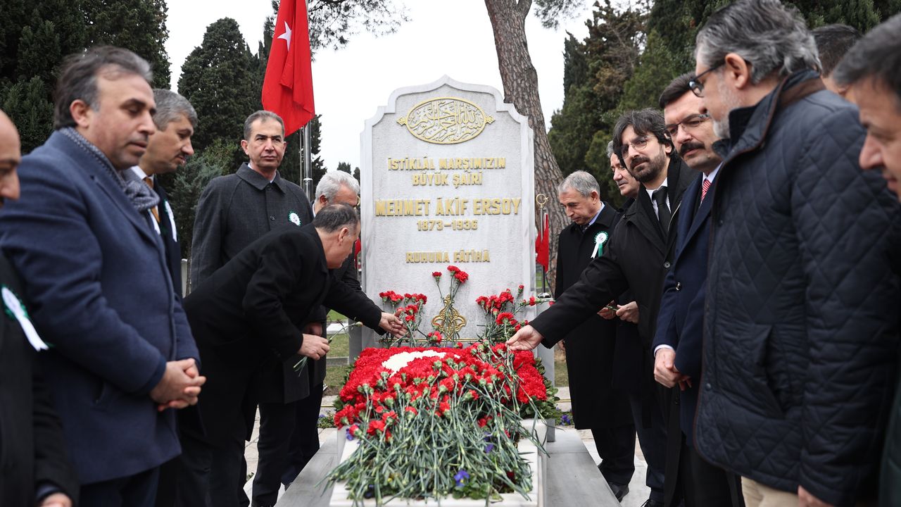 İstiklal Marşı'nın 102. yıl dönümü: Mehmet Akif Ersoy anıldı